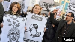 지난 21일 터키 앙카라에서 정부의 트위터 접속 금지 조치에 항의하는 시위가 벌어졌다.