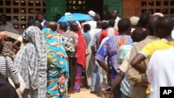 Des électeurs font la queue devant un bureau de vote, lors des élections à Bangui, en République centrafricaine, le mercredi 30 décembre 2015. 