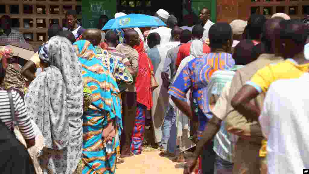 Les Centrafricains font la queue pour voter, lors des élections à Bangui, en République centrafricaine, le mercredi 30 décembre 2015. (AP Photo / Hervé Serefio Diaspora).