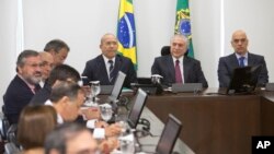 El presidente de Brasil, Michel Temer, su jefe de gabinete, Eliseu Padilha, y el ministro de Justicia, Alexandre de Moraes, asisten a una reunión con el Consejo de Seguridad Institucional del Gobierno Federal sobre los mortales disturbios carcelarios.