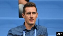 Miroslav Klose dans les tribunes lors d'un match de la coupe des confédérations, Russie, le 19 juin 2017 (Photo by Patrik STOLLARZ / AFP)