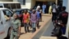 Des policiers encadrent un homme arrêté, suspecté dans la crise anglophone, ici dans la cour d’un tribunal à Yaoundé, Cameroun, 14 décembre 2018.