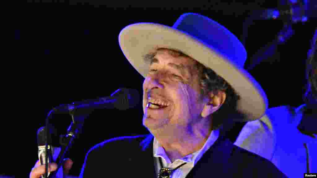 Bob Dylan tampil pada hari kedua Festival The Hop di Paddock Wood, Kent, Inggris, Juni 2012.