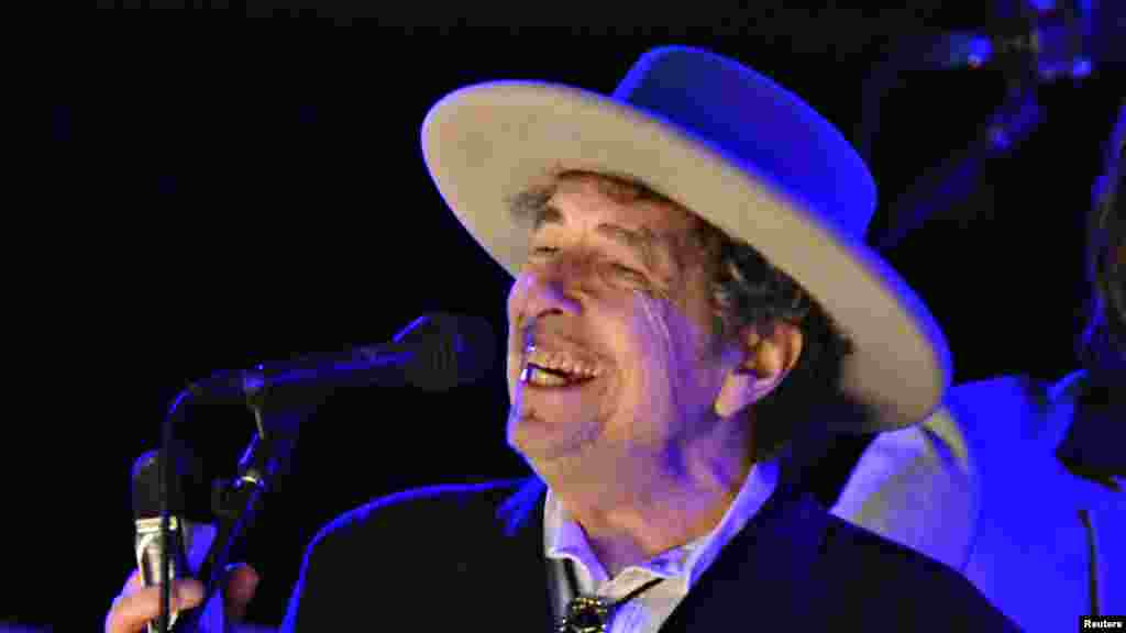 Bob Dylan actuando em Paddock Wood, Kent, na Grã-Bretanha em 2012.