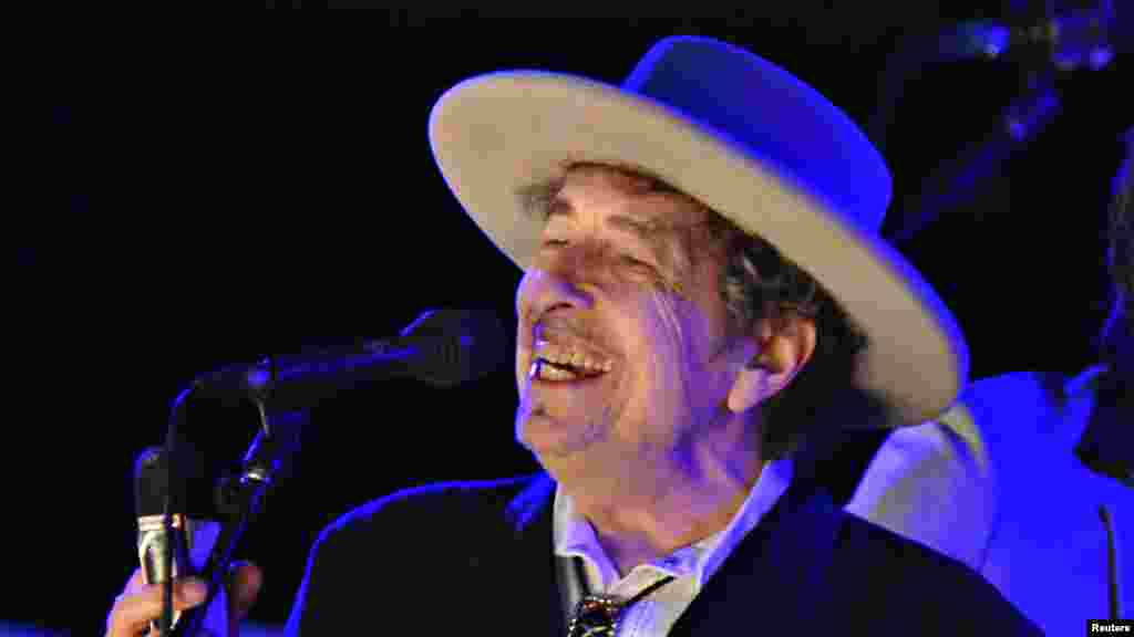 Bob Dylan sur scène lor du Festival Hop à Grande-Bretagne, le 30 juin 2012.