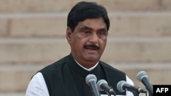 Bharatiya Janata Party (BJP) leader Gopinath Munde takes the oath of office during a swearing-in ceremony for new Indian Prime Minister Narendra Modi and his council of ministers in New Delhi, May 26, 2014.