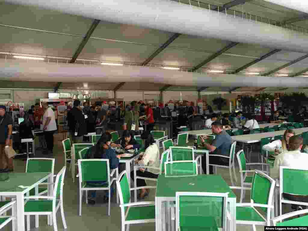 El restaurante del centro de prensa en Rio de Janeiro se prepara para recibir a comensales de diversas partes del mundo. 