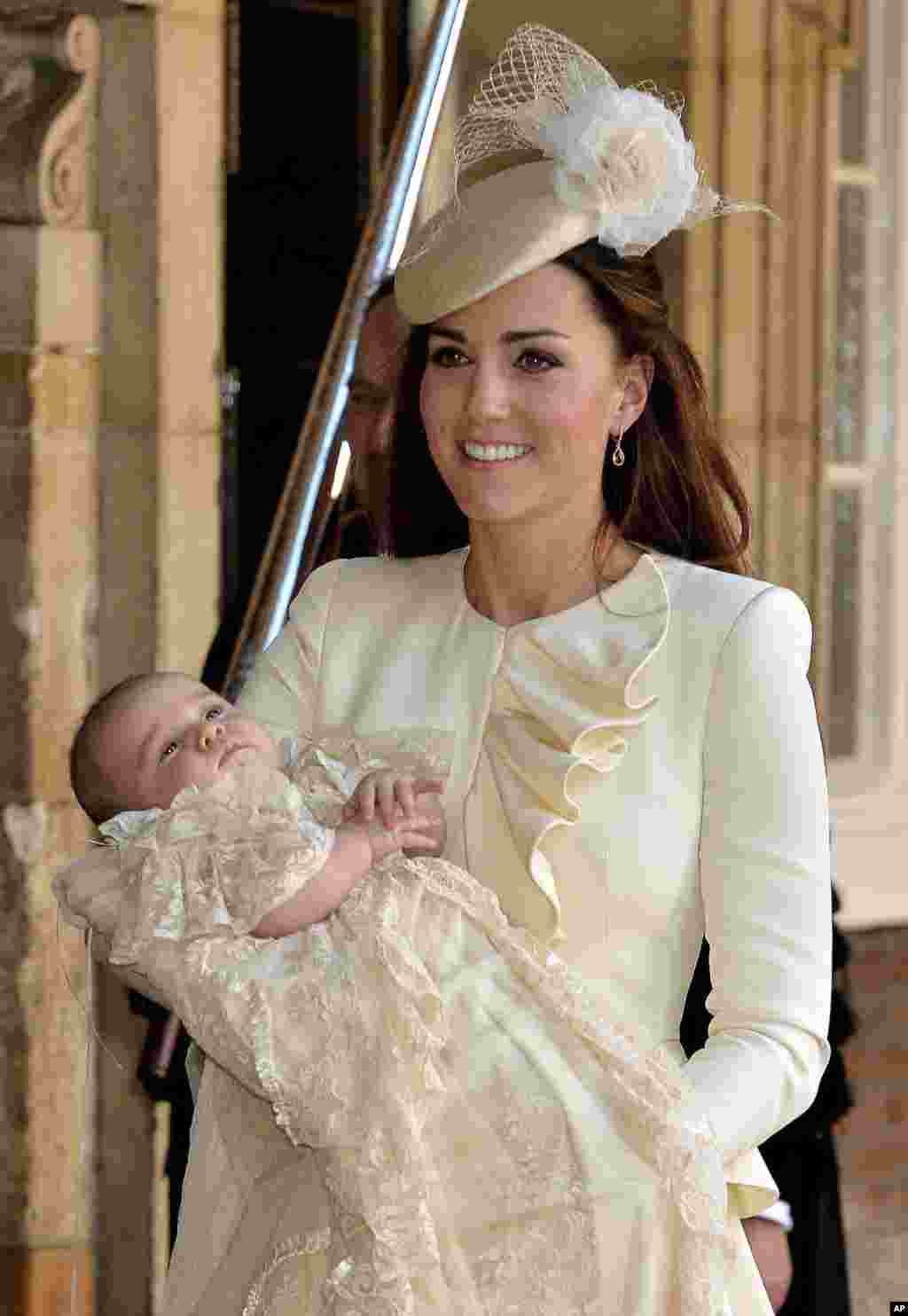 Kate Duchess of Cambridge dan putranya Pangeran George usai acara pembaptisan di Kapel Royal, Istana St. James di London. (AP/John Stillwell)