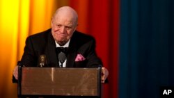 ທ່ານ Don Rickles ໄປປະກົດໂຕໃນເວທີ ເພື່ອຮັບເອົາລາງວັນ ໃນພິທີທີ່ຈັດຂຶ້ນໃນວັນທີ 29 ເມສາ 2012 ທີ່ນະຄອນນີວຢອກ 