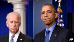 Presiden AS Barack Obama, didampingi Wakil Presiden Joe Biden, menyampaikan pernyataan menanggapi pembantaian di Charleston, South Carolina (18/6). (AP/Susan Walsh)