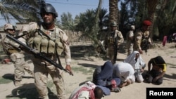 Pasukan Irak menangkap para tersangka militan pro Al-Qaida dalam operasi di provinsi Babil utara (foto: dok). 