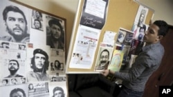An Egyptian worker collects belonging of Ibrahim Issa including photos of some of the worlds revolutionary icons at his office in Cairo, Egypt, 05 Oct 2010