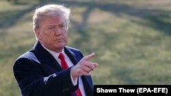 U.S. -- U.S. President Donald Trump gestures as he speaks with the media before boarding Marine One helicopter to depart for travel to California via Joint Base Andrews from the South Lawn of the White House in Washington, March 13, 2018