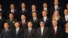 2013年7月11美中战略与经济对话“全家福”部分成员合影，前排中间四人为（左起）杨洁篪、汪洋、杰克•卢、伯恩斯（美国之音林枫拍摄）