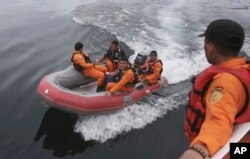 Petugas SAR bersiap melakukan operasi pencari feri KM Sinar Bangun yang tenggelam di Danau Toba, Rabu, 20 Juni 2018.