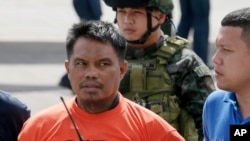Quân đội và lực lượng cảnh sát áp tải Mohammad Ali Tambako, thủ lãnh một nhóm phiến quân Hồi giáo ở miền nam Philippines.