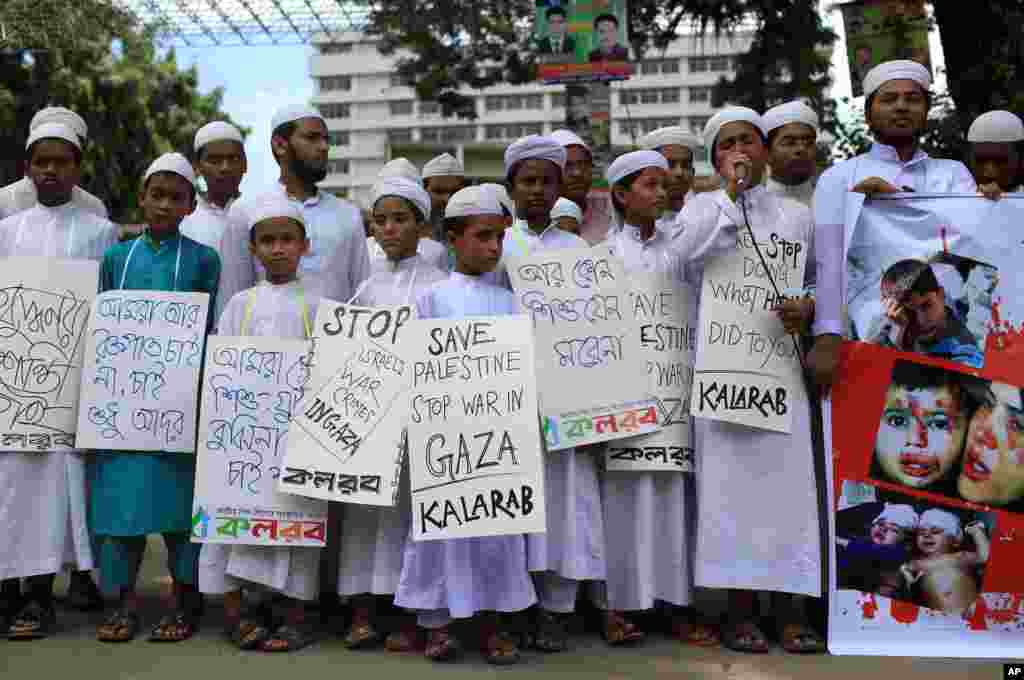 Bangladeshi children protest against Israeli attacks on Gaza, in Dhaka, Bangladesh, July 12, 2014.
