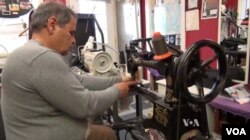 파르빈 자말레자 남편 야돌라가 재봉틀 앞에 앉아 작업에 몰두하고 있다.