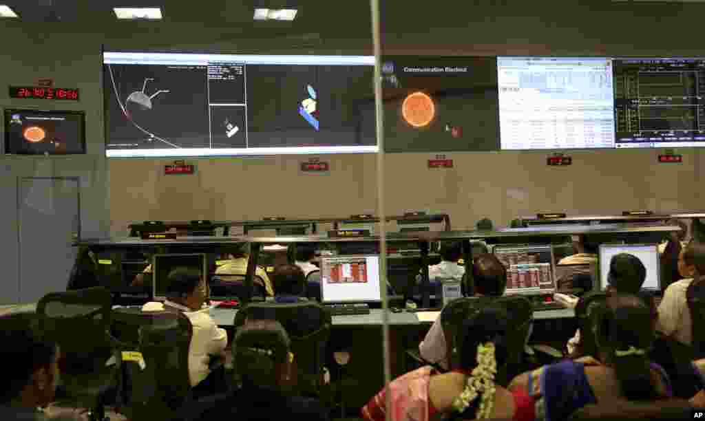 Para ilmuwan&nbsp;Organisasi Riset Antariksa India (ISRO)&nbsp;menonton grafik yang menjelaskan Misi Pengorbit Mars di kompleks kantor mereka di Bangalore, India (24/9).&nbsp;(AP/Aijaz Rahi) 