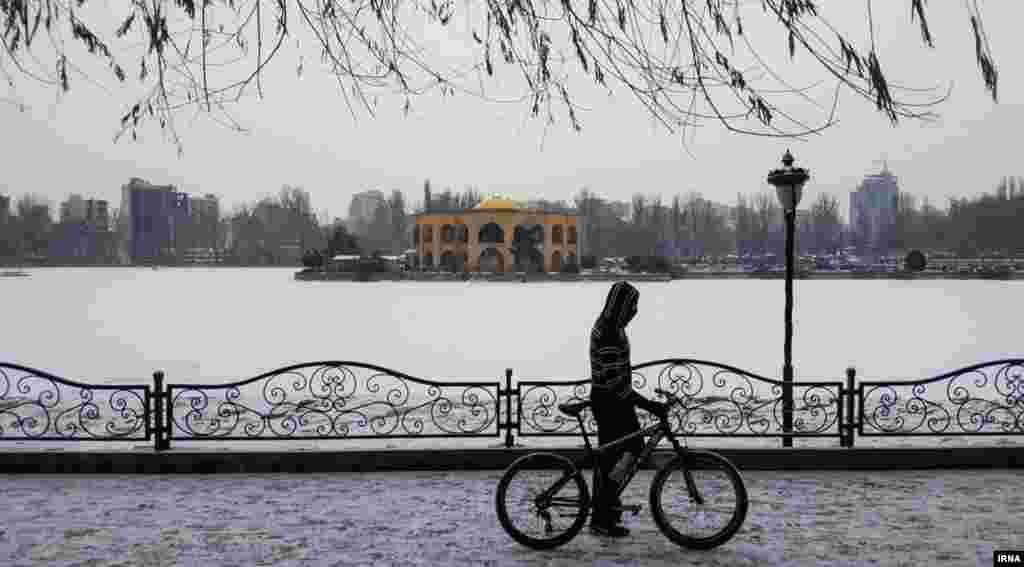 تبریز. نمایی از ائل گلی (شاه&zwnj;گلی) از مهمترین مکان های گردشگری در جنوب شرق شهر عکس: مرتضی امین الرعایائی