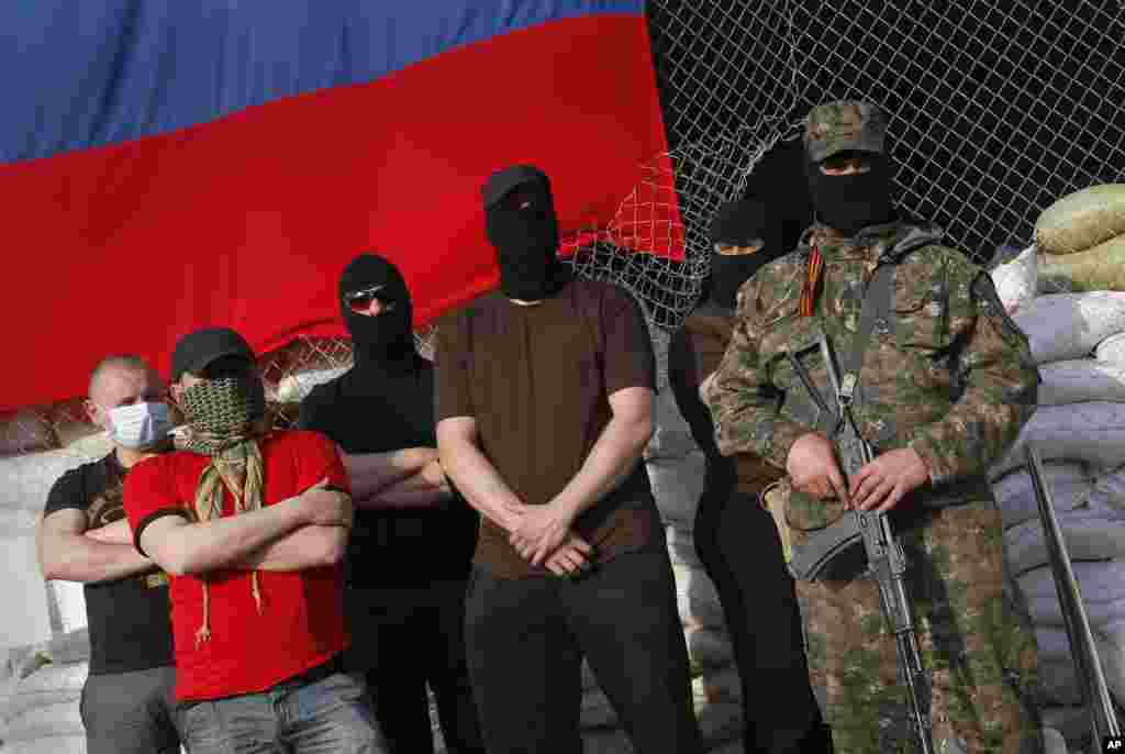Rusiya tərəfdarları Ukraynanın Slovyansk şəhərində - 27 aprel, 2014 &nbsp;