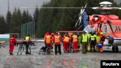 Passengers are helped out of a rescue helicopter after being rescued from cruise ship 'Viking Sky' in Hustadvika,Norway, March 24, 2019. (Svein Ove Ekornesvag/NTB Scanpix/via Reuters) 