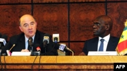 French Economy Minister Pierre Moscovici (L) speaks beside his Senegalese counterpart Amadou Kane, Apr. 8, 2013, during a press conference in Dakar, following a meeting of ministers of the member countries of the West African franc zone. 