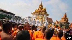 The coffin carrying the late former Cambodian King Norodom Sihanouk in a funeral procession leaves the Royal Palace in Phnom Penh, Feb. 1, 2013. 