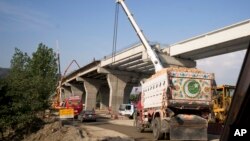 2017年5月11日，在巴基斯坦，一个新的贸易道路正在施工，这是扩展贯穿亚非欧各国的铁路公路港口的中国“一带一路”项目的一部分。 