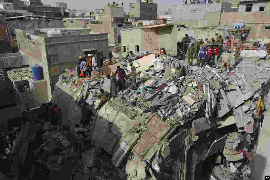 فرو ریختن یک ساختمان پنج طبقه در شهر کراچی پاکستان موجب مرگ و زخمی شدن چند نفر شد.&nbsp;