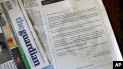 Una copia del periódico británico The Guardian muestra la carta abierta publicada por el gobierno argentino.