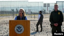 La secretaria de Seguridad Nacional, Kirstjen Nielsen, visitó la frontera en San Diego, California, el pasado mes de noviembre en medio de la caravana de migrantes que pretendía ingresar a territorio estadounidense. 