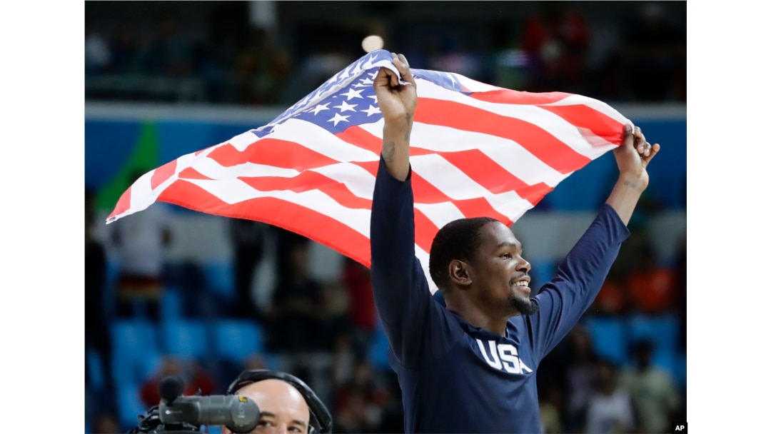 Atlet bola basket AS Kevin Durant merayakan diraihnya medali emas oleh timnya dalam Olimpiade 2016 di Rio de Janeiro, Brazil (21/8).