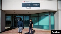 资料照片：加拿大多伦多市一位活动人士带着一位新移民前往移民面谈。（2021年6月15日）