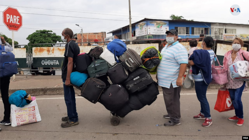 Debido a la descoordinación de las autoridades colombianas, varios cientos de personas lograron pasar el primer cerco de la frontera colombiana y llegar al puente, donde continuaron presionando por su apertura temporal. (Foto: Hugo Echeverry)