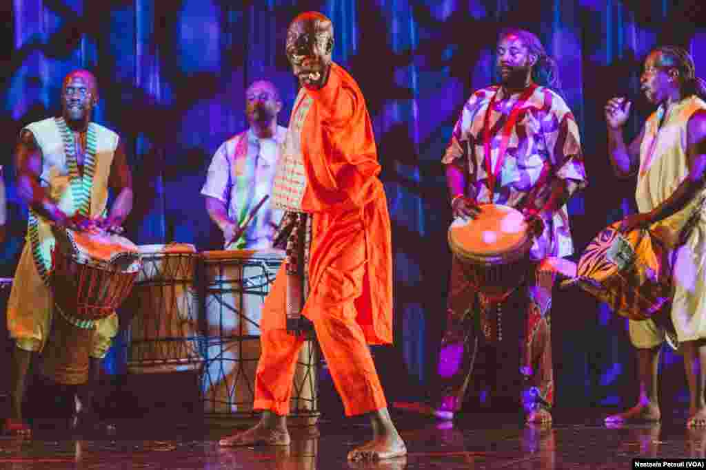 Assane Konte sur scène avec KanKouran West African Danse Company, à Washington D.C., le 4 juin 2017. (VOA/Nastasia Peteuil)