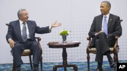 지난 11일 파나마에서 바락 오바마 미국 대통령(오른쪽)과 라울 카스트로 쿠바 대통령이 회동했다.