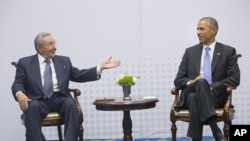 AQSh va Kuba rahbarlari Barak Obama va Raul Kastro, Panama shahri, Panama, 11-aprel, 2015-yil