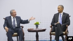 Presiden AS Barack Obama, kanan, bertemu dengan Presiden AS Raul Castro dalam KTT Amerika di Panama City, Panama, 11 April 2015.