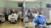 Seorang pekerja medis yang mengenakan masker dan jas pelindung merawat pasien yang menderita virus korona di unit perawatan intensif di Rumah Sakit Oglio Po di Cremona, Italia, 19 Maret 2020. (Foto: Reuters/Flavio Lo Scalzo)