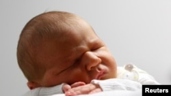 Tim riset di King’s College, London melaporkan bahwa pemberian makanan padat pada bayi lebih dini, setidaknya pada usia tiga bulan, secara signifikan dapat memperbaiki waktu tidur bayi. (Foto: ilustrasi).