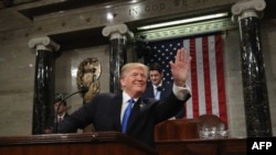 صدر ٹرمپ اپنے خطاب کے دوران بجنے والی تالیوں کا ہاتھ ہلا کر جواب دے رہے ہیں