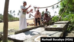 Pengungsi di Pemenang, Lombok Utara, membangun toilet baru di tepi lapangan tempat mereka mengungsi.