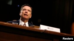 ທ່ານ James Comey ອະດີດຫົວໜ້າ​ສືບ​ລັດ​ລັດຖະບານ​ກາງ FBI ໃຫ້ການຕໍ່ ຄະນະກຳມະການສືບລັບສະພາສູງ ສະຫະລັດ ໃນວັນທີ 8 ມິຖຸນາ 2017.