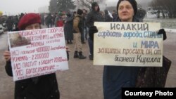 Участницы митинга на Марсовом поле в самодельными плакатами