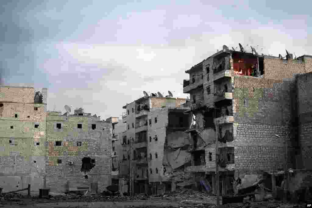 양측의 전투로 인해 건물이 파괴되고 화재가 발생한 알레포 시