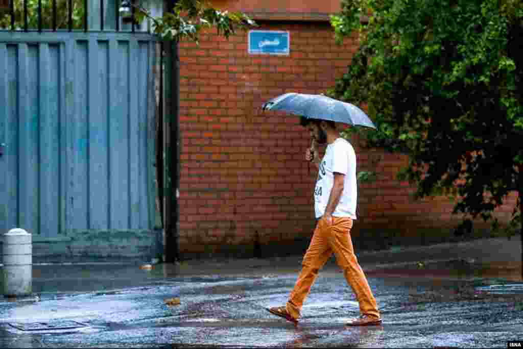  باران در روزهای پایانی تابستان در تهران؛ خنکی آن غیرمنتظره اما خوش بود.