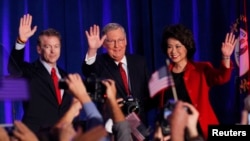 Từ trái: Thượng nghị sĩ đảng Cộng hòa Rand Paul từ Kentucky, Lãnh đạo khối thiểu số tại Thượng viện Mitch McConnell và vợ, cựu Bộ trưởng Lao động Mỹ Elaine Chao mừng chiến thắng sau cuộc bầu cử giữa kỳ ngày 4/11/2014 tại Louisville, Kentucky.