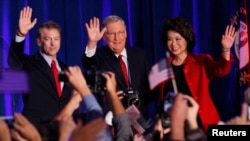 4일 미국 켄터키 주 상원의원 선거에서 승리가 확정된 미치 맥코넬 공화당 상원 원내대표(가운데)가 지지자들의 환호에 답하고 있다. 왼쪽은 랜드 폴 상원의원, 오른쪽은 부인인 일레인 차오 전 노동부 장관.