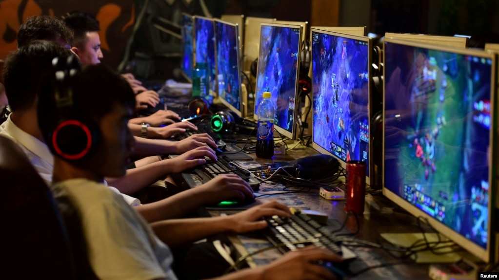 Chơi game trên mạng tại quán cà phê internet ở Phụ Dương, tỉnh An Huy, Trung Quốc.